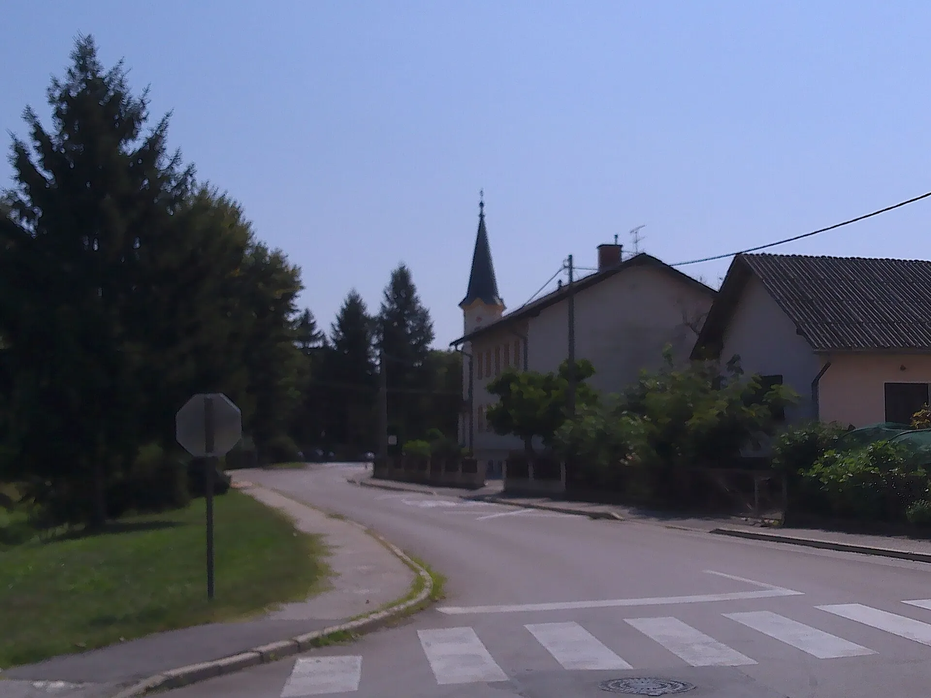 Kreuzung in Bakovci mit Blick auf den Kirchturm