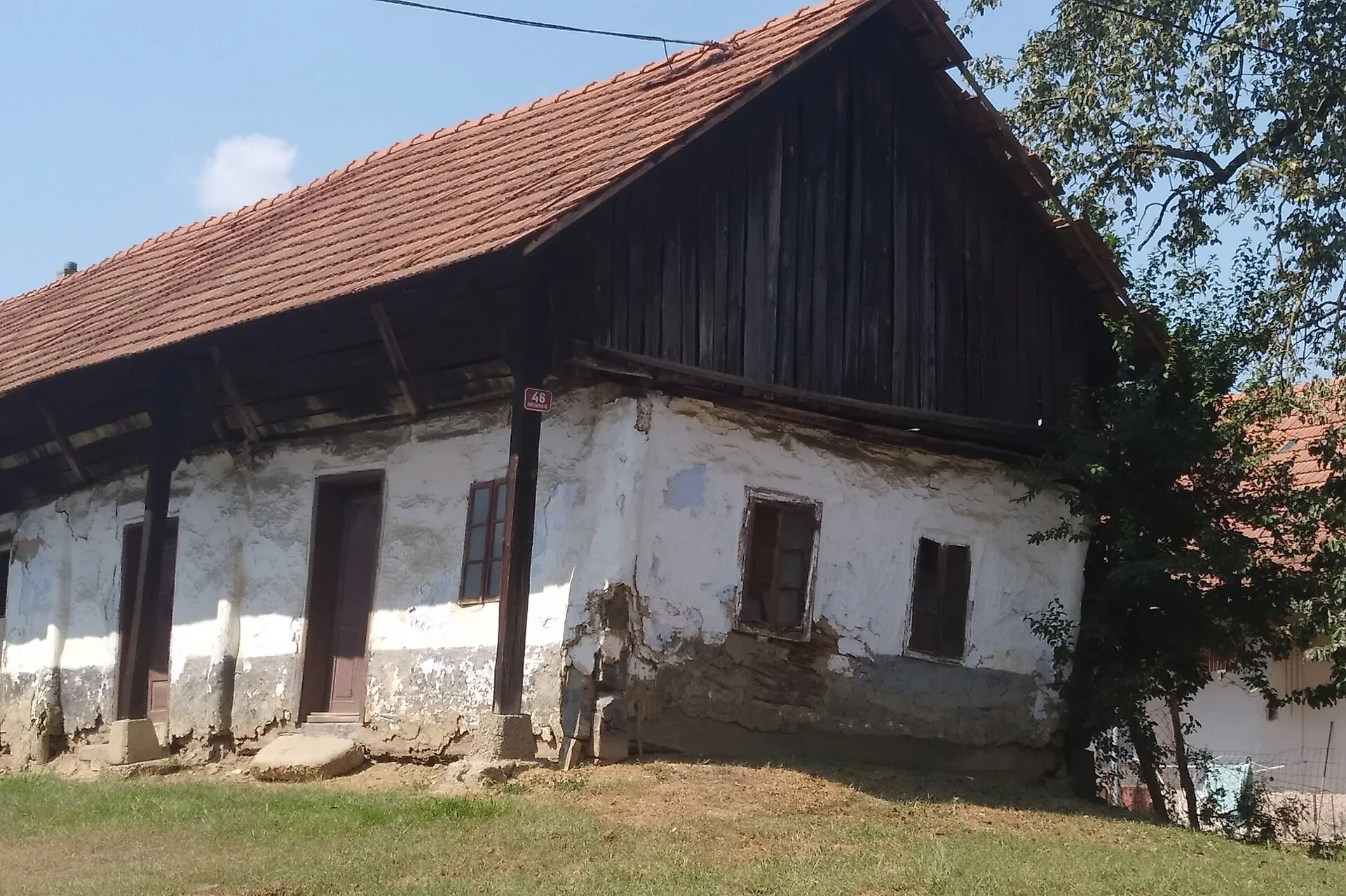 Altes Bauernhaus mit Lehmwänden und Holzgiebel in Bakovci